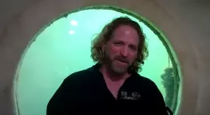 Преподавател постави рекорд за живот под вода (ВИДЕО)