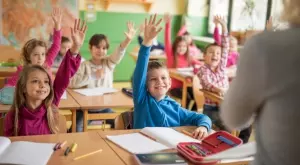 Вече се отпускат помощите за учениците от 2 до 4 клас без удостоверение от училище