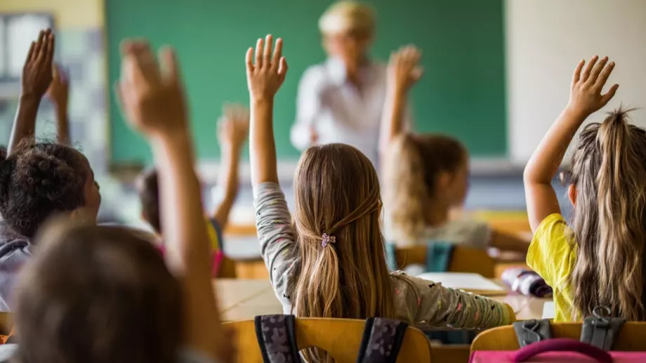 Изплащат еднократните помощи на над 85 000 ученици още през август