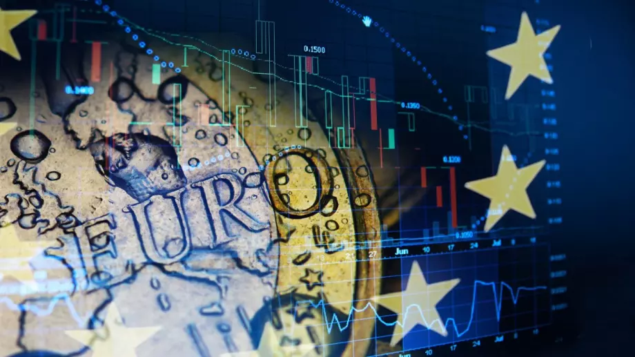 След решението на Фед: Еврото отстъпи до най-ниското си ниво от март, цената на петрола пада