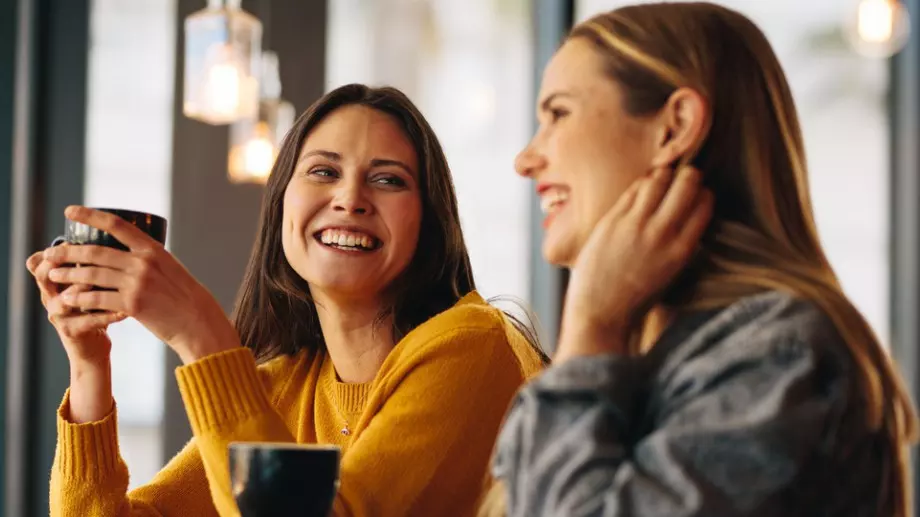 Женски виц за 28 август 2023: Приятелки се черпят със сладкиши