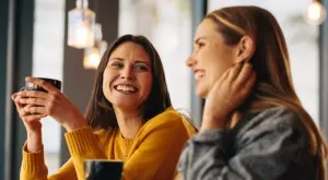 Женски виц за 20 януари 2024: Срещат се две блондинки на автобусна спирка