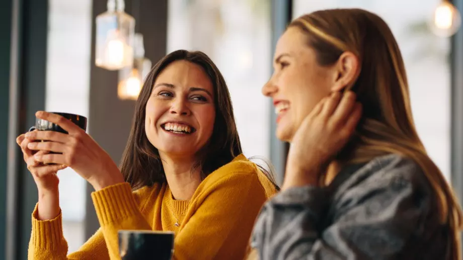 Женски виц за 20 януари 2024: Срещат се две блондинки на автобусна спирка