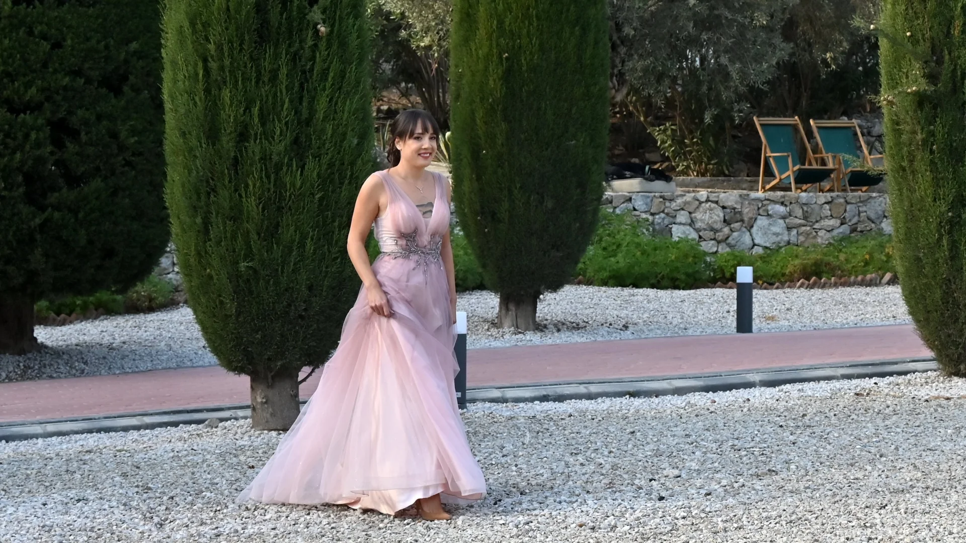 Ергенката Елена започна да пука балони от нерви