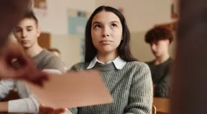 Женски виц за 7 януари 2024: Красива, но глупава студентка на изпит