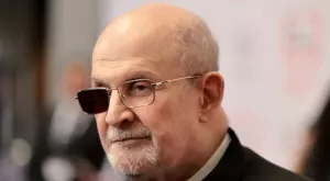 Салман Рушди с първа публична поява, след като бе намушкан