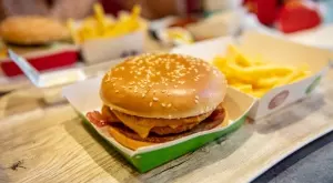 Световна верига за бързо хранене, продължава работа в Русия, въпреки обещанието да си тръгне