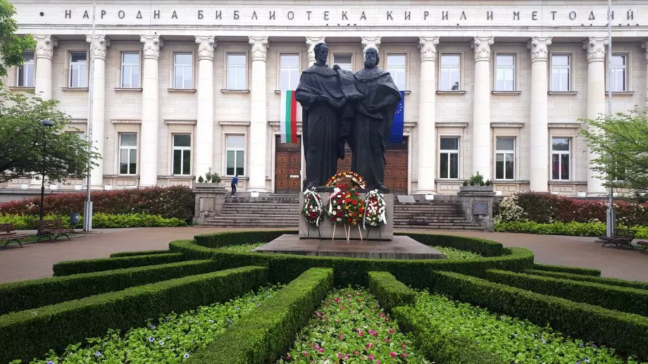 "Заговори, за да те видя". Защо точно парламентът е най-лошото място, което да празнува 24 май