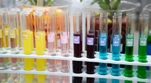 Частен монетен двор черпи гости с питиета в епруветки, като в Менделеевата таблица