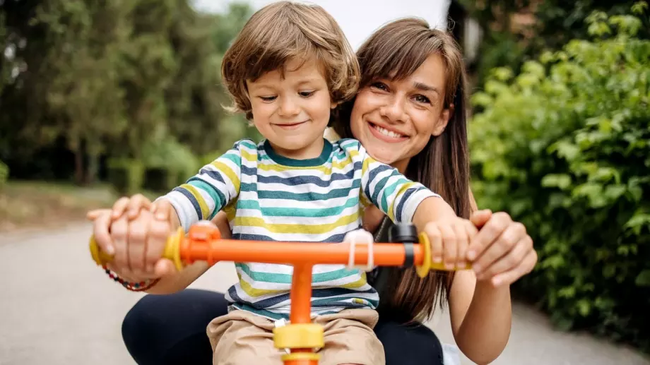 Със задна дата: Родителите получават по-високите обезщетения за втората година от майчинството от август