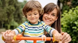 Женски виц за 6 януари 2024: Две майки на площадката