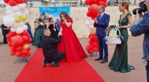 Абитуриенти се сгодиха на бала си в Асеновград (ВИДЕО + СНИМКИ)