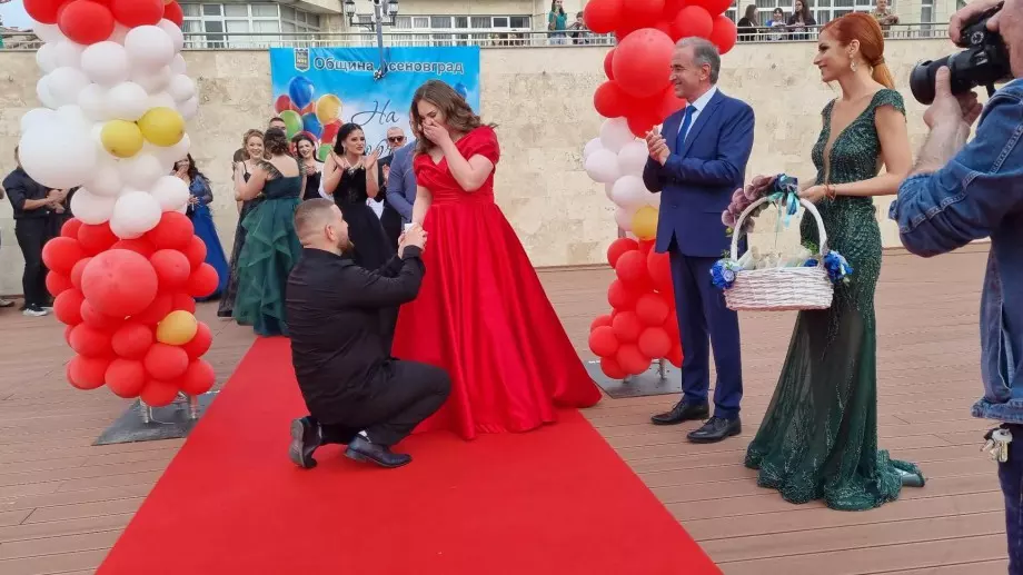 Абитуриенти се сгодиха на бала си в Асеновград (ВИДЕО + СНИМКИ)