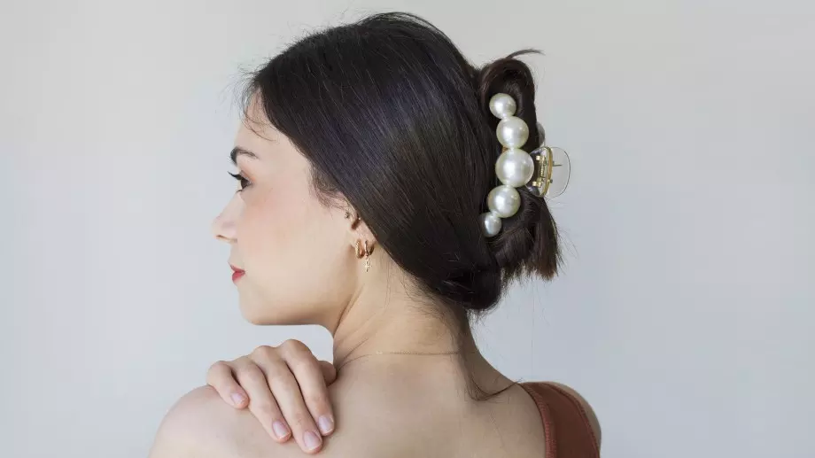 Как да си направите прическа с щипка за коса (ВИДЕО)