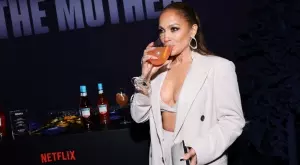 Дженифър Лопес със собствена марка алкохол, феновете ѝ недоволни (СНИМКИ)