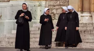 Женски виц за 24 юли 2023: Във влака пътуват един мъж и много монахини