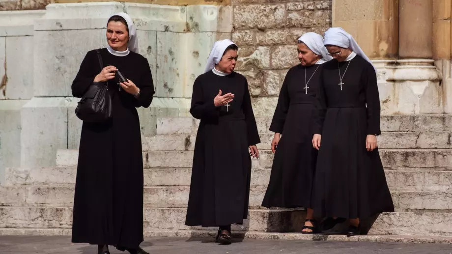 Женски виц за 24 юли 2023: Във влака пътуват един мъж и много монахини