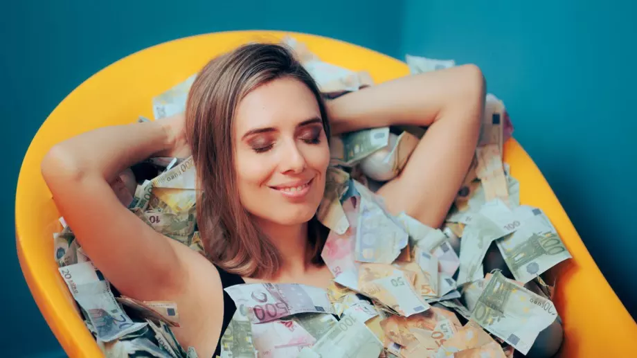 Тези 3 зодии ще се радват на пари от небето до края на юни 2023