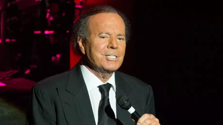 Хулио Иглесиас е бил задържан на летището в Пунта Кана