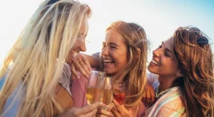 Виц на деня: Говорят си блондинки