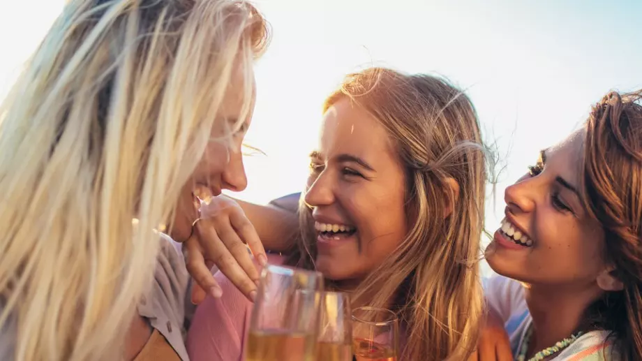 Женски виц за 18 август 2023: 3 блондинки обсъждали времето