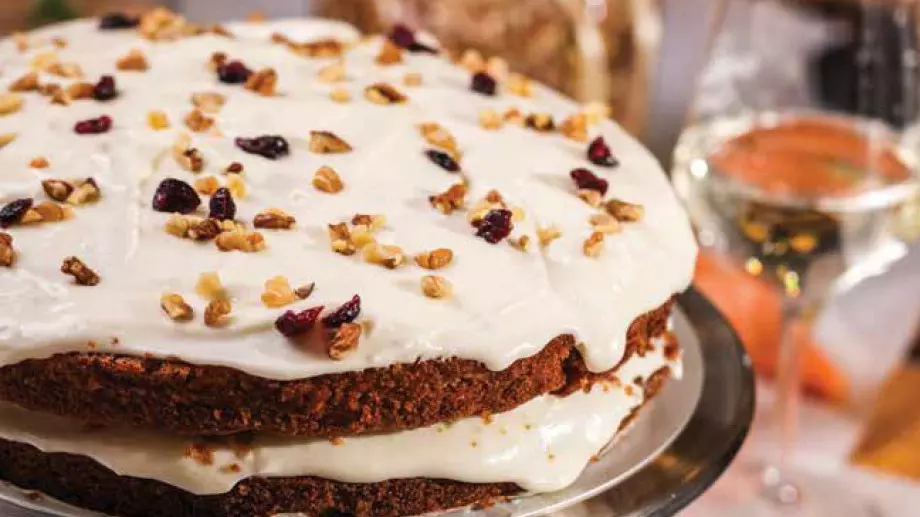 Съпругата на Кирил Петков издаде любимата си рецепта за морковена торта