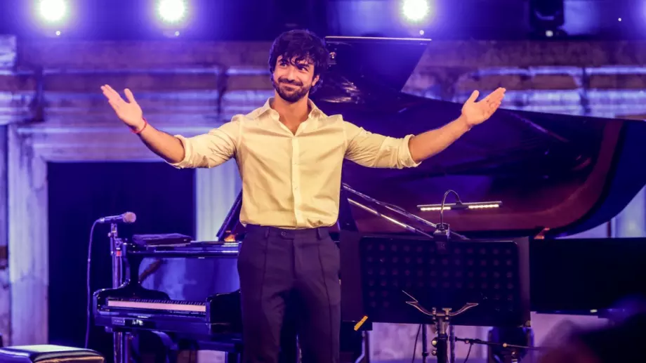 Ергенът Евгени покани Папи Ханс на концерта си (ВИДЕО)