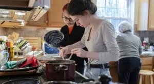 Над половината от младите хора у нас живеят в пренаселени домакинства