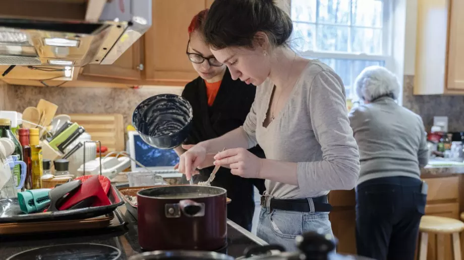 Над половината от младите хора у нас живеят в пренаселени домакинства