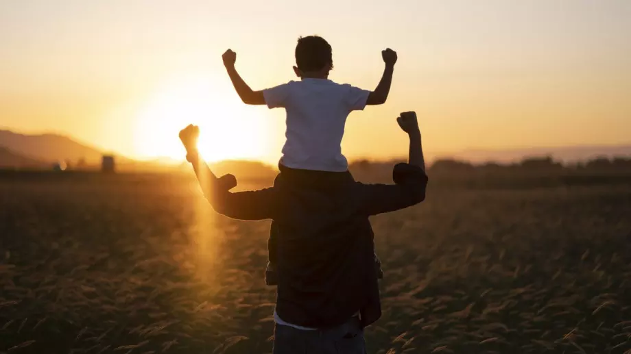 6 начина, по които бащите скапват характера на синовете си