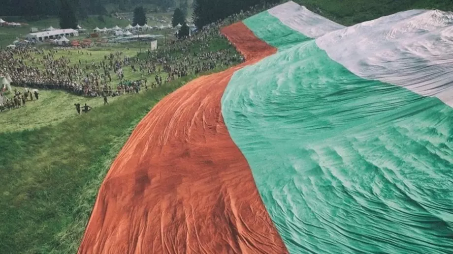 Голямото Роженско знаме се превърна в 11 100 национални флага в подкрепа на Пилон "Рожен"