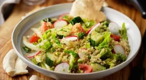 Супер диетична и засищаща салата с киноа