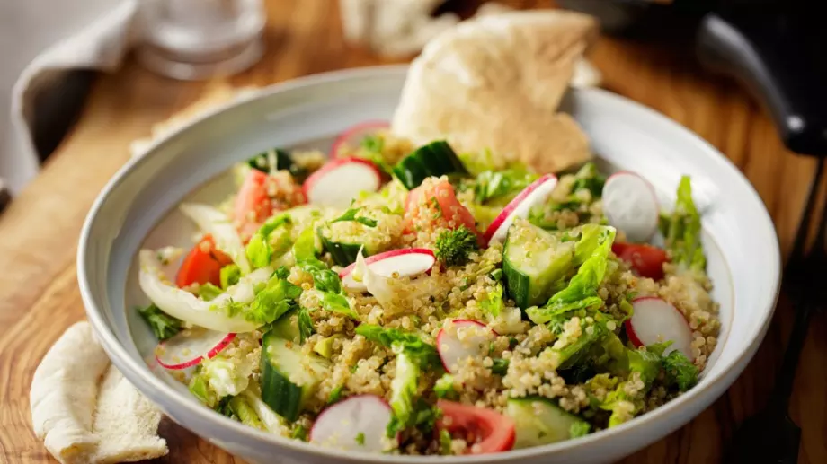 Салата с пиле и киноа