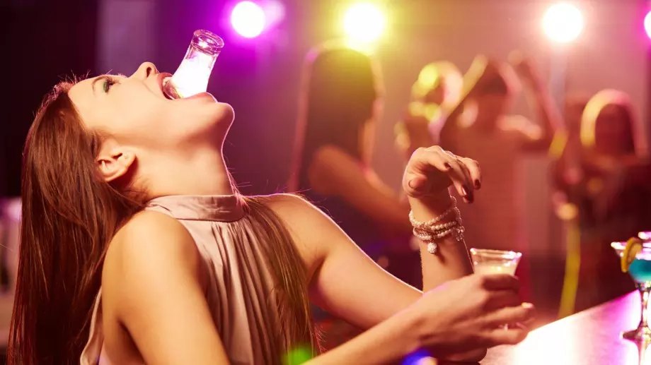 Виц за 14 юни 2023: Госпожице, стига сте пили!