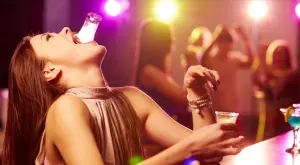 Вино, бира и други спритни напитки... Колко дълго се задържат в организма ни?