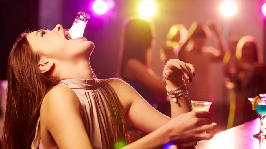 Вино, бира и други спритни напитки... Колко дълго се задържат в организма ни?