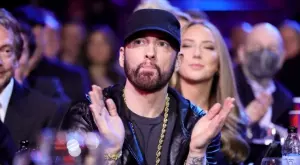 Дъщерята на Еминем работи по 8 часа във фризьорски салон (СНИМКИ)