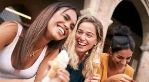 Женски виц за 21 юли 2023: Три жени обсъждали мъжете си