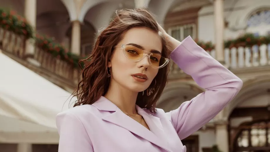 6 съвета как да изглеждате стилно с очила през 2023 (СНИМКИ)