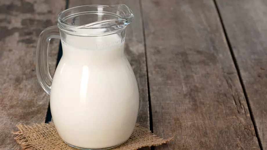 Как да използвате прясно мляко като естествена тор