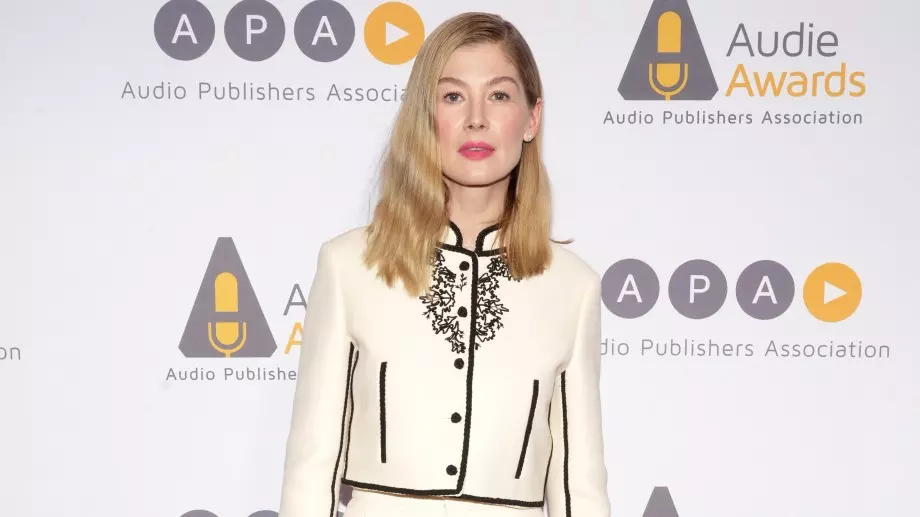 Розамунд Пайк: Уелнес индустрията мами всички ни 