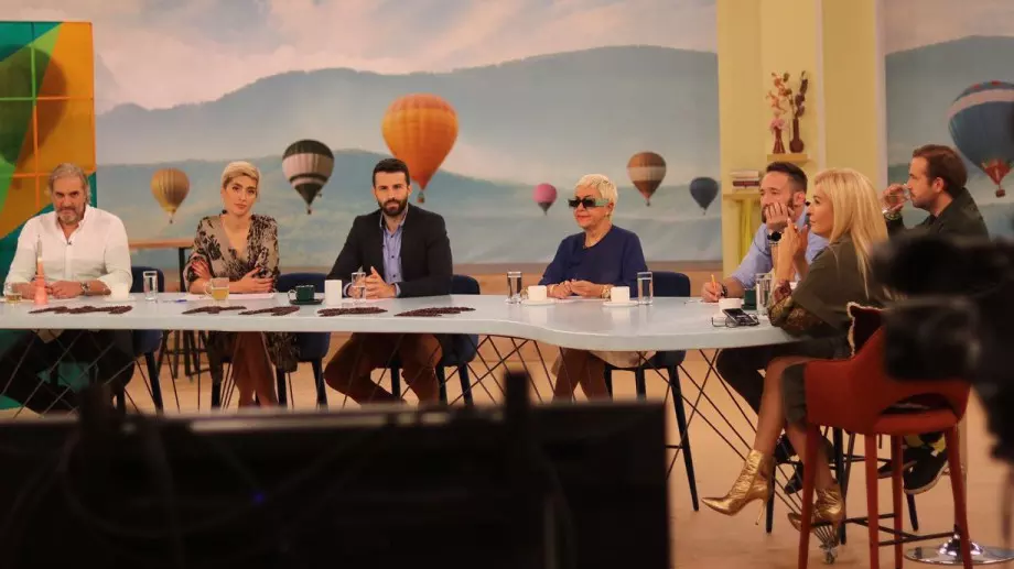 Щъркел в предаването "На кафе", ето кой ще има бебе (СНИМКИ)