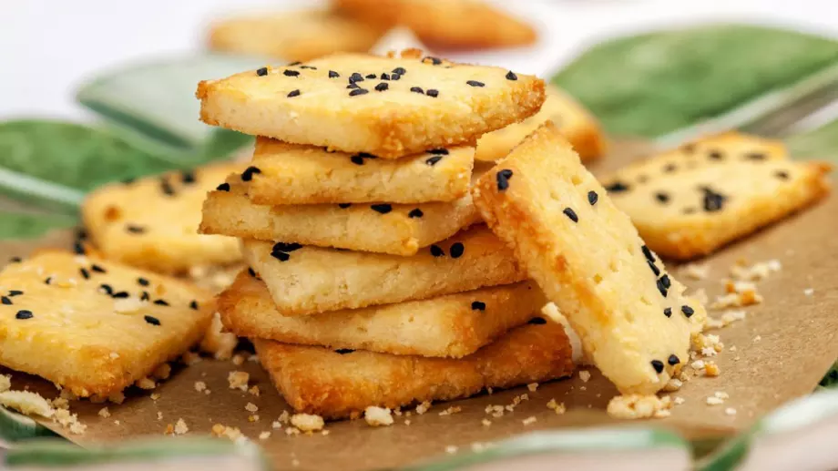 Кето крекери с чедър