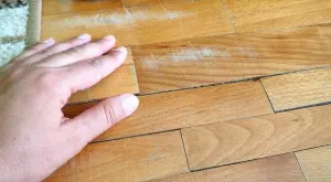 Жесток трик, който премахва драскотини от дървена повърхност