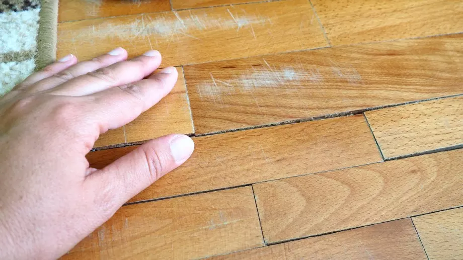 Жесток трик, който премахва драскотини от дървена повърхност