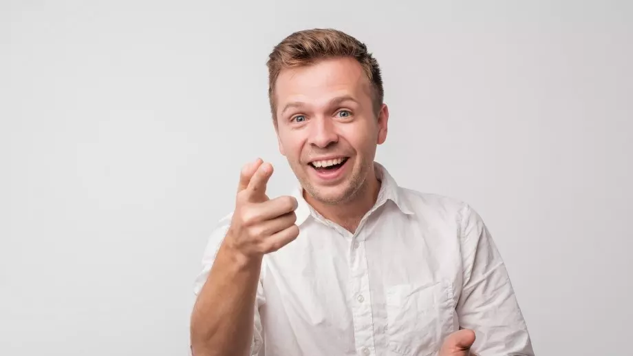 Виц за добро утро: Върви един човек