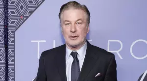 Скандал: Изведоха с полиция Алек Болдуин от протест срещу Израел (ВИДЕО)