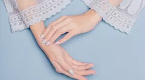 Боровинково мляко: Хитовият маникюр за лято 2023 (СНИМКИ)