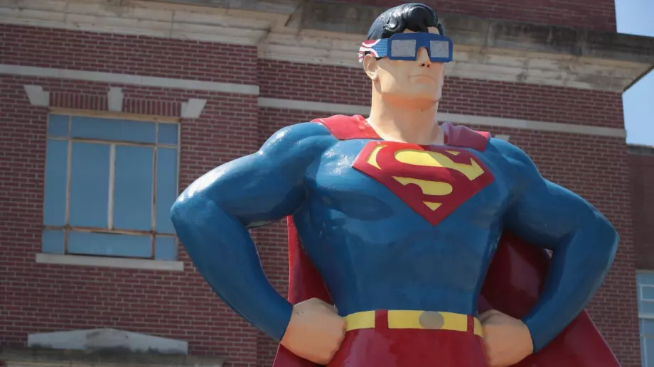 Виц за добър вечер: Супермен си летят из града и ...