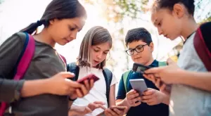 Франция ще изисква "дигитално пълнолетие" за потребители на социалните мрежи